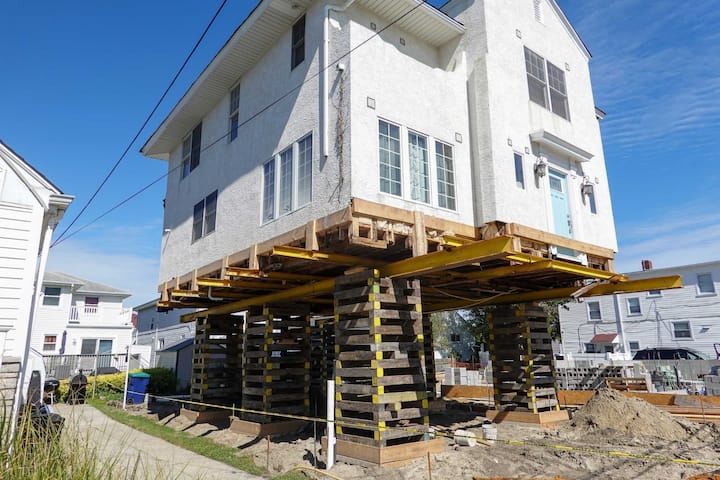 Located in Sioux City, Iowa, we are a company that specializes in house lifting, small distance house moving, piles and foundations.